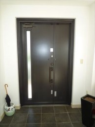 カバー工法で玄関ドアのお取替え カバー工法で玄関ドアのお取替え